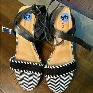Chinese Laundry Black and White Patterned Sandals